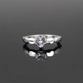 Zilveren roestvrijstalen ring met hartvormige zirkoon en reliëfhartjes op de ringband - US 7 / Zilver