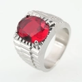 Herrenring aus Edelstahl mit großem ovalem Rubin und gestuften Reliefmustern - Größe 7 / B-Stil Roter Strass
