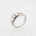 Anillo de hombre plateado con acabado cepillado y una gema de circón de talla redonda - Estilo Circonita Arenada
