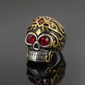 Gotischer Totenkopfring aus Vintage-Stahl mit roten Edelsteinen und Goldrelief - US 7 / Roter Stein Totenkopf