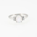 Anillo elegante de acero de titanio plateado con ópalo ovalado y circonitas - US 5 / Plateado