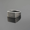 Anello sigillo vintage in acciaio al titanio ossidato con finitura opaca e stile industrial - US 7 / Grigio Opaco Antico
