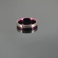 Anello minimalista in acciaio al titanio con incisione Love Token e interno viola - US 7 / Versione Piccola