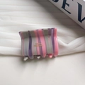 Detail der Haarklammer aus Acetat in Rosa und Violett mit France Handmade Goldaufdruck - 4.5cm*3.5cm / Violettrosa Haarklammer