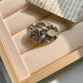 Detail einer Vintage-Harz-Haarklammer mit Marmormuster und goldenem Metalletikett - 4cm*2.5 / Grau