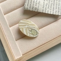 Retro-Haarspange aus Acetat mit Marmormuster und goldenem Emblem auf Samt - 4cm*2.5 / Beige