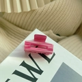 Mini haarklem van roze gemarmerd acetaat met gouden letters voor een elegante look - Roze