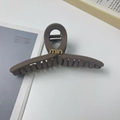 Pinza per capelli 13cm marrone caffè opaco con logo in metallo dorato da donna - Stile Incrociato Caffè (13cm)