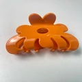 Vista macro detallada de la pinza para el cabello de flor naranja brillante con muelle - Naranja