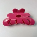 Elegante pinza de pelo de acetato magenta con un diseño de pétalos ondulados - Rosa Rojo