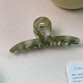 Olijfgroene marmeren acetaat haarklem met elegant gekruist haai-clip ontwerp - Kruislings Model