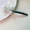 Eleganter creme-weißer Haarclip mit Acetat-Schleife, Perleffekt und handgefertigter Schrift - Schwarz