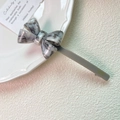 Eleganter Haarausschnitt mit Marmor-Acetat-Schleife und handgefertigter französischer Note - Grau