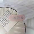 Roze acetaat haarklem met sprankelende strass LAR letters en een hart voor dames - Roze