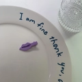 Gros plan détaillé d'une jolie pince à cheveux violette en forme de lèvres mates - Violet