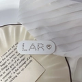 Witte haarklem van acetaat met strass LAR-letters en hartje op een keramisch bord - Wit