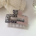Middelgrote haarclip van acetaat met zwart-witte vlekken en roze patchwork-ontwerp - Roze Patchwork