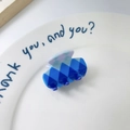 Mini geometrische haarklem met blauwe en paarse ruitpatronen en glans - Blauwe Ruit