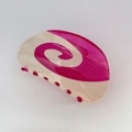 Detail van tweekleurige haarklem in framboos en beige met een wervelende textuur - Rood Marmer