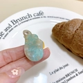 Pince à cheveux en acétate marbré bleu sarcelle en forme d'aile, tenue à la main - Vert