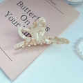 Pinza per capelli a farfalla in acetato marmorizzato crema con incisione Creation France - Bianco Sporco