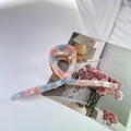 Detail of a 13.5cm oversized pink marble hair claw clip with a golden spring on decor - Blue Pink