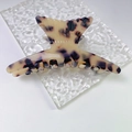 Elegante pinza per capelli a coda di pesce con motivo tartarugato bianco crema e macchie viola - Leopardo Chiaro