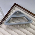 Pinza de pelo triangular azul polvo con grabado dorado Barrette La France de lujo - Gris