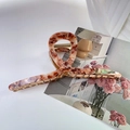 Grote haarklem van 13,5 cm met amberkleurig schildpadmotief en gouden metalen tanden - Bruin