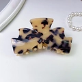 Elegant amber leopard pattern acetate bow hair claw clip with high-gloss finish - Light Leopard Print