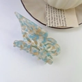 Detail der Schmetterlings-Haarklammer mit blau-goldener Marmor-Schachbrett-Optik - Floral Blau