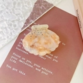 Elegant shell hair claw in beige marble acetate with sparkling rhinestone accents - Orange Marble