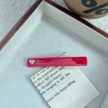 Dettaglio molletta rossa fatta a mano con cristallo a cuore e incisione France Handmade - 9# Clip a Becco d'Anatra (6.5cmx0.9cm)