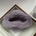 Pluche paarse haarklem van nepbont in een minimalistische winterse esthetische stijl - 11,5 x 6 cm / Paars