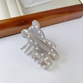 Eleganter Bären-Haarclip aus grauem Marmor-Acetat mit Perlenverzierung und Haigriff - Grau