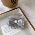 Elegante pinza para el cabello de acetato jaspeado gris con perla blanca para mujer - Mediano / Gris