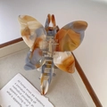 Eleganter Haarklammer Schmetterling aus Acetat in Bernstein und Blau mit Goldfeder - Schmetterlingsform (FZ713) / Blau Weiß