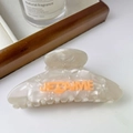 Haarklammer aus cremefarbenem Marmor mit orangem JE T'AIME Schriftzug für Damen - Weiß