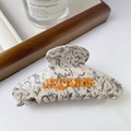 Haarklammer aus Acetat in Graumarmor und Creme mit orangem JE T'AIME Schriftzug - Graubeige
