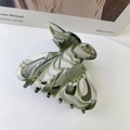 Dettaglio del fermaglio a farfalla in resina marmorizzata con strass verdi brillanti - 2# Verde Texture