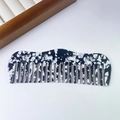 Detail des Herz-Hohlmusters und der Marmor-Acetat-Textur auf einem grobzinkigen Kamm - Stärke 3mm / 3# Kuhmuster