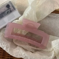 Detalle de pinza para el pelo cuadrada grande rosa gelatina sobre cesta de mimbre decorativa - Rosa