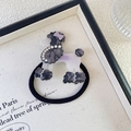 Detalle del coletero de caniche con diamantes de imitación y acabado en acrílico - Negro