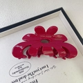 Détail de la pince à cheveux fleur rouge en acétate avec inscription dorée faite main - Style Pince Fleur / 10.5cm