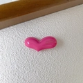 French style hot pink heart-shaped acetate hair clip featuring delicate logo detail - 4cm / Pink