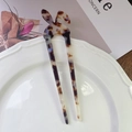 Dettaglio forcina per capelli a coniglio in acetato tartarugato con forcella a U - Caffè e Bianco