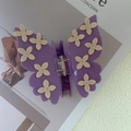 Detail einer violetten Schmetterlings-Haarklammer mit cremefarbenen Blumen und Strasssteinen - Lila