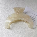 Eleganter halbkreisförmiger Acetat-Haarclip mit cremefarbener Marmorstruktur und Glanz - Hellgelb