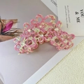 Detail der Haarklammer aus Acetat in Rosa-Marmor-Optik mit Kunstperlenverzierung in der Mitte - Rosa