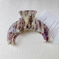 Pince à cheveux élégante en acétate violet marbré avec un design semi-circulaire - Violet et Blanc